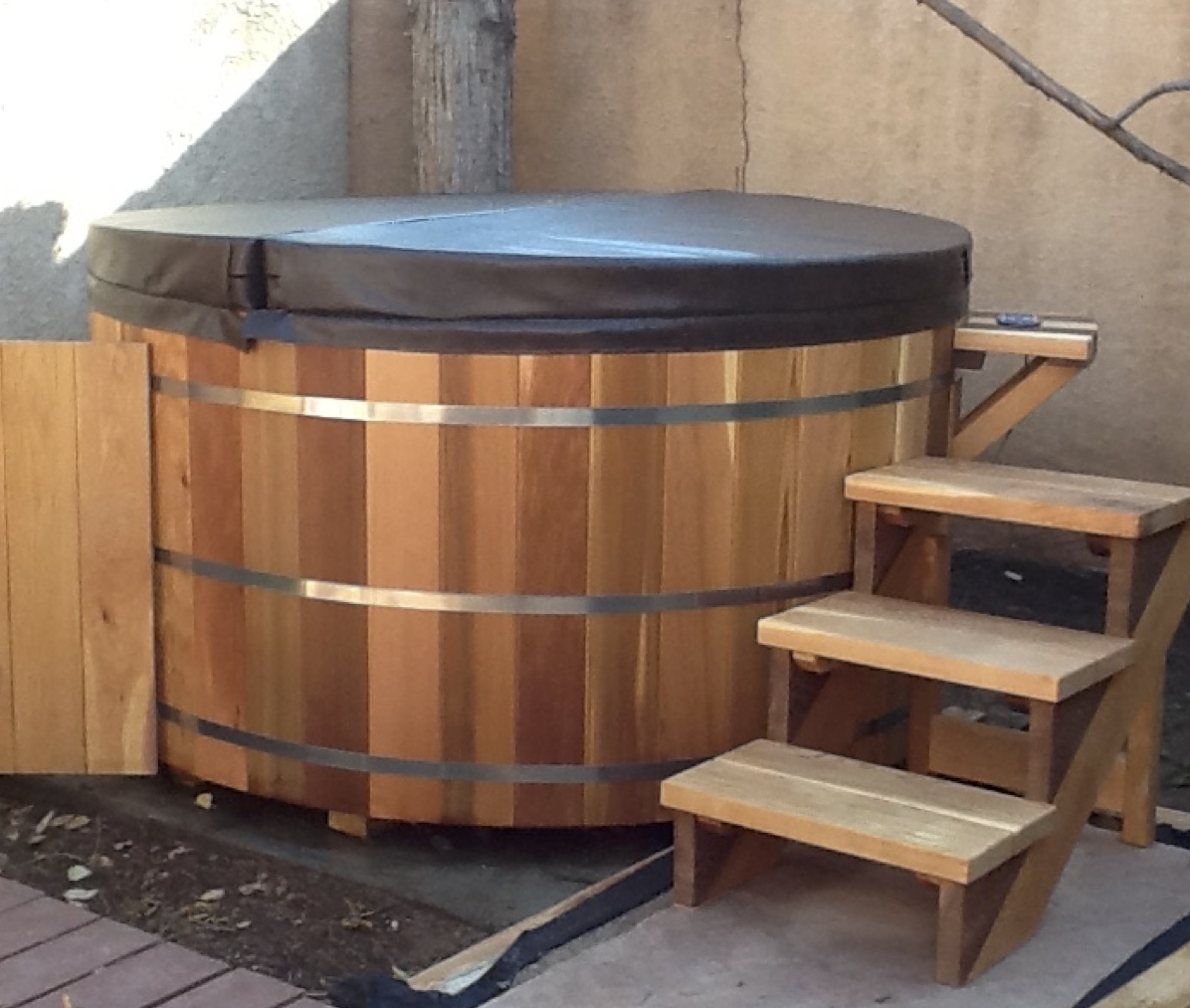 6' round cedar hot tub with vinyl cover