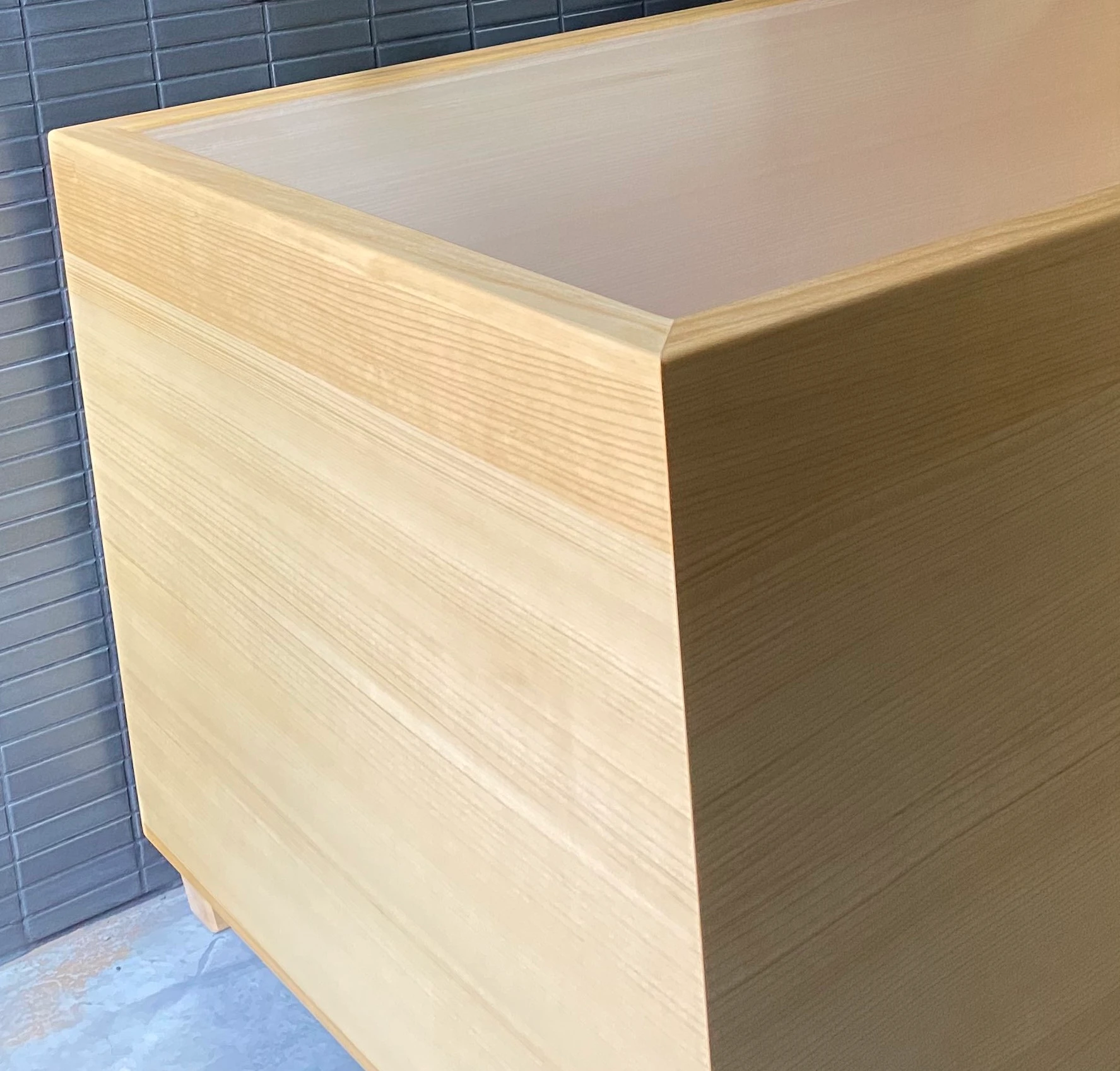 Example of Ofuro Wood Choice Hinoki. This tub is pale yellow with even, light brown grain lines.