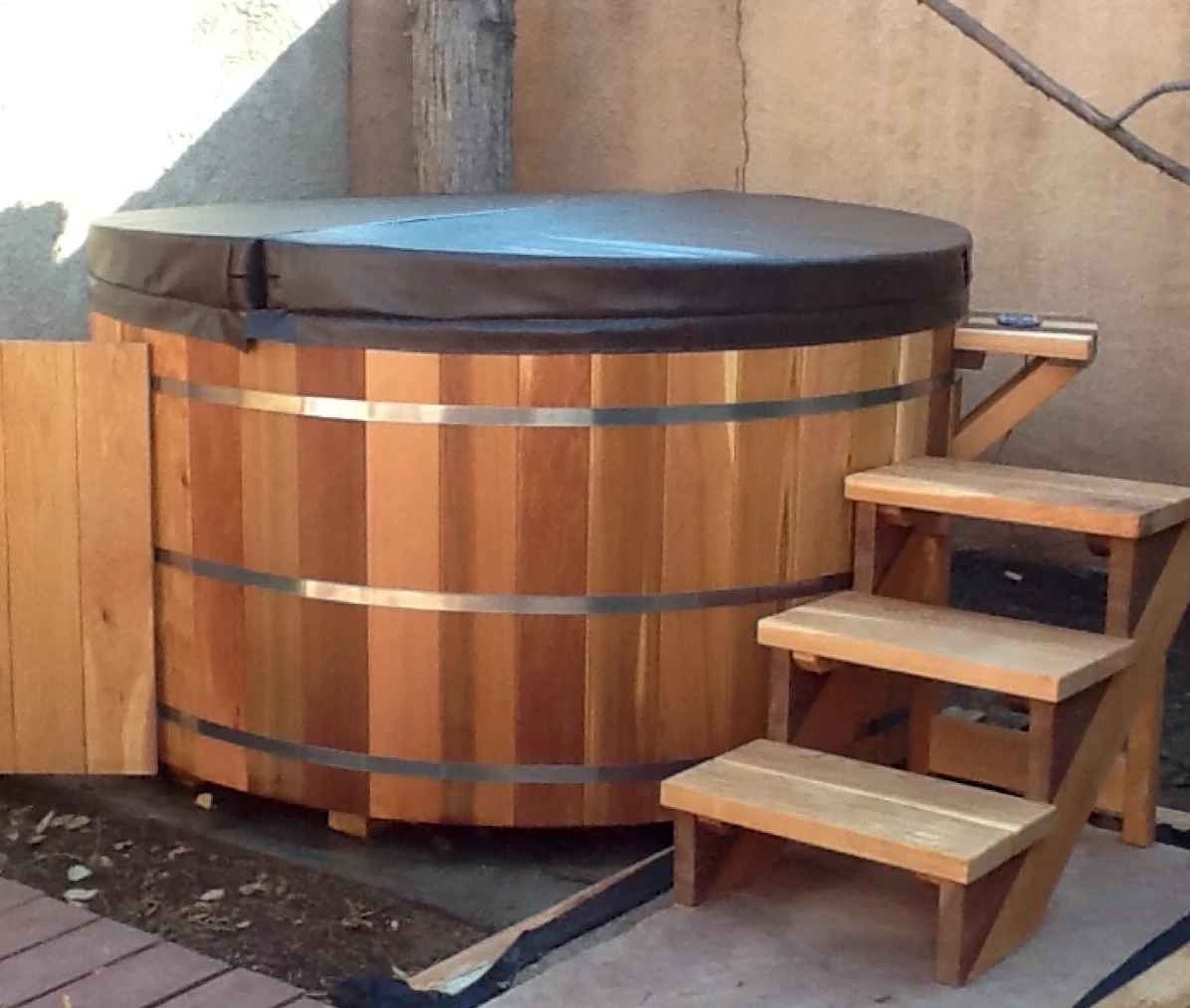 6' round cedar hot tub with vinyl cover