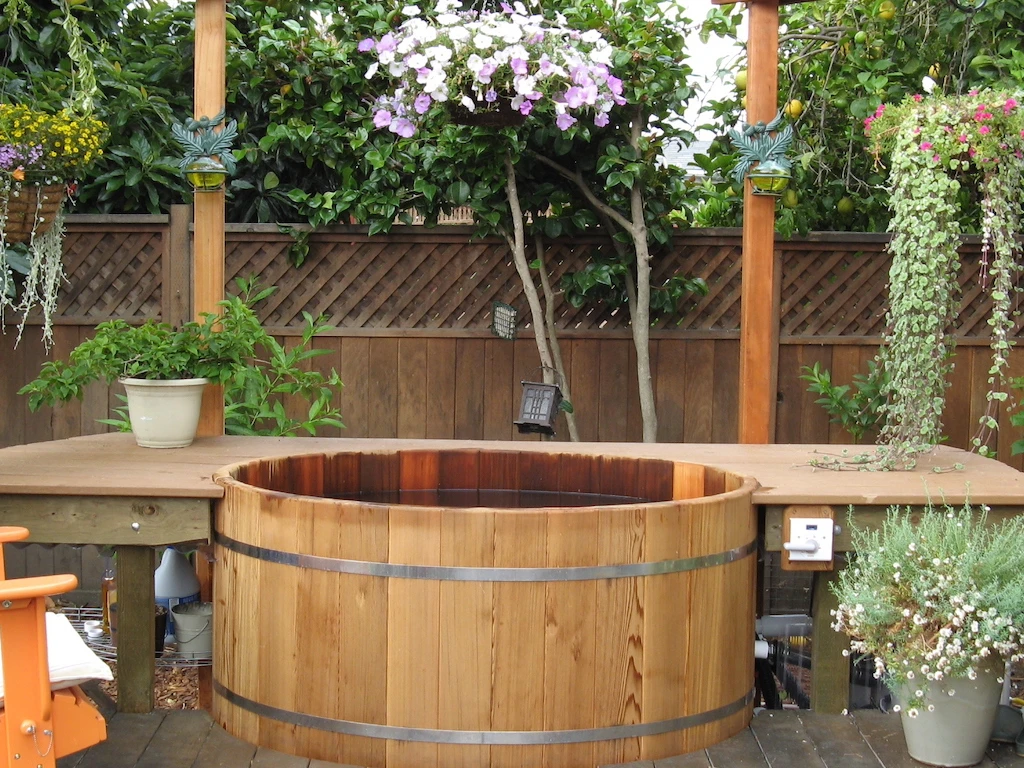 5' Ellipse Cedar Hot Tub